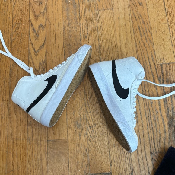 NEW .. NIKE black and white Blazer mid ‘77 hightops - Picture 3 of 9